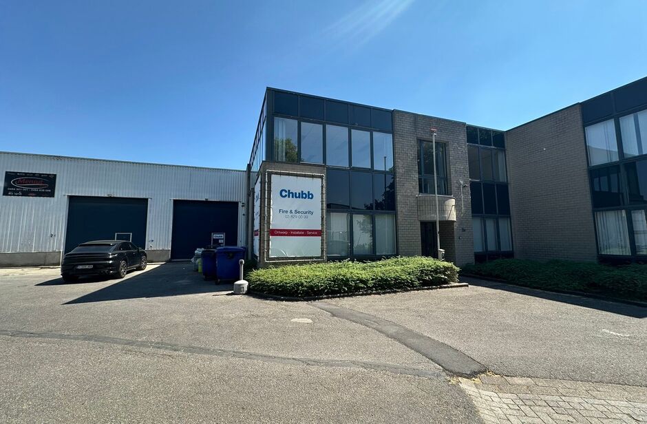 Het betreft de verhuur van een representatieve bedrijfsunit op een zeer centrale locatie te Aartselaar, met een vlotte verbinding naar de A12. 

Het geheel omvat ca. 720 m², bestaande uit 430 m² opslagruimte met mezzanine en 290 m² kantoorruimte. De un