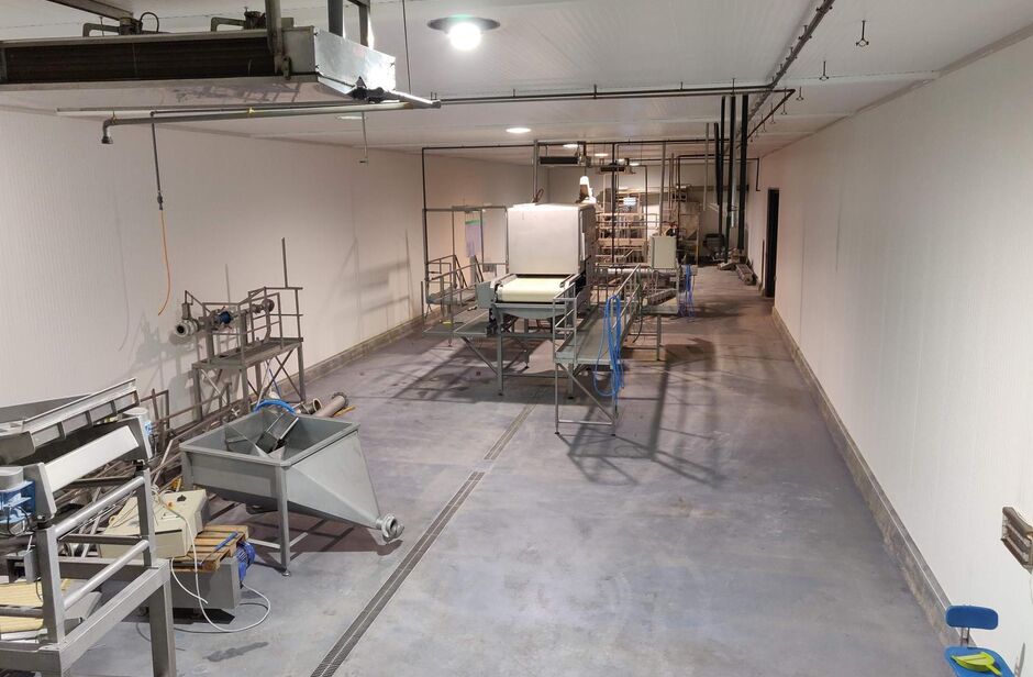 Op deze schitterende locatie te Antwerpen Ekeren, vlakbij het op- en afrittencomplex van de A12, bieden wij dit bedrijfsgebouw te huur aan. Het eigendom is gelegen in agrarische zone met een vergunning voor passieve opslag. 

Het pand omvat ca. 1 856 m² 