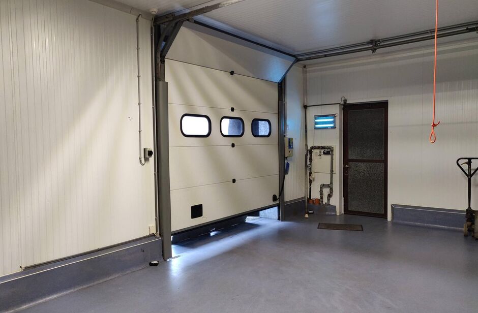 Op deze schitterende locatie te Antwerpen Ekeren, vlakbij het op- en afrittencomplex van de A12, bieden wij dit bedrijfsgebouw te huur aan. Het eigendom is gelegen in agrarische zone met een vergunning voor passieve opslag. 

Het pand omvat ca. 1 856 m² 