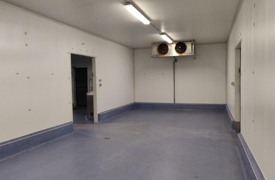 Op deze schitterende locatie te Antwerpen Ekeren, vlakbij het op- en afrittencomplex van de A12, bieden wij dit bedrijfsgebouw te huur aan. Het eigendom is gelegen in agrarische zone met een vergunning voor passieve opslag. 

Het pand omvat ca. 1 856 m² 