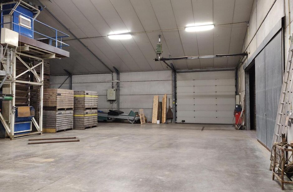 Op deze schitterende locatie te Antwerpen Ekeren, vlakbij het op- en afrittencomplex van de A12, bieden wij dit bedrijfsgebouw te huur aan. Het eigendom is gelegen in agrarische zone met een vergunning voor passieve opslag. 

Het pand omvat ca. 1 856 m² 