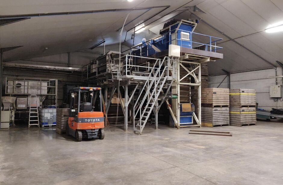 Op deze schitterende locatie te Antwerpen Ekeren, vlakbij het op- en afrittencomplex van de A12, bieden wij dit bedrijfsgebouw te huur aan. Het eigendom is gelegen in agrarische zone met een vergunning voor passieve opslag. 

Het pand omvat ca. 1 856 m² 