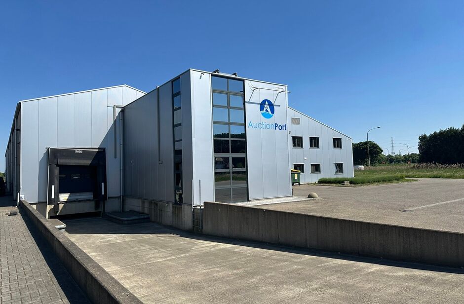 Op deze schitterende locatie te Antwerpen Ekeren, vlakbij het op- en afrittencomplex van de A12, bieden wij dit bedrijfsgebouw te huur aan. Het eigendom is gelegen in agrarische zone met een vergunning voor passieve opslag. 

Het pand omvat ca. 1 856 m² 