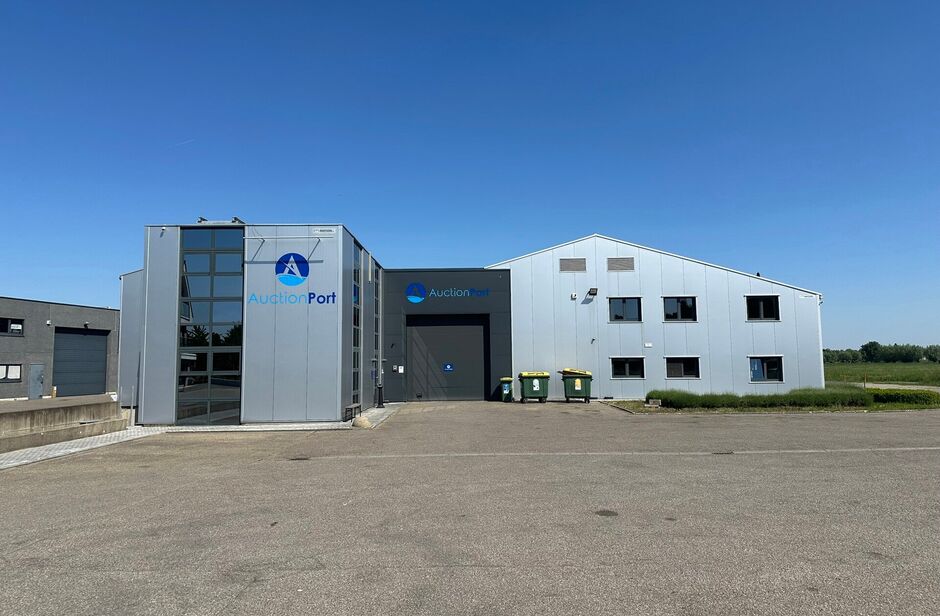 Op deze schitterende locatie te Antwerpen Ekeren, vlakbij het op- en afrittencomplex van de A12, bieden wij dit bedrijfsgebouw te huur aan. Het eigendom is gelegen in agrarische zone met een vergunning voor passieve opslag. 

Het pand omvat ca. 1 856 m² 