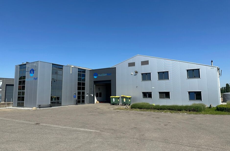 Op deze schitterende locatie te Antwerpen Ekeren, vlakbij het op- en afrittencomplex van de A12, bieden wij dit bedrijfsgebouw te huur aan. Het eigendom is gelegen in agrarische zone met een vergunning voor passieve opslag. 

Het pand omvat ca. 1 856 m² 