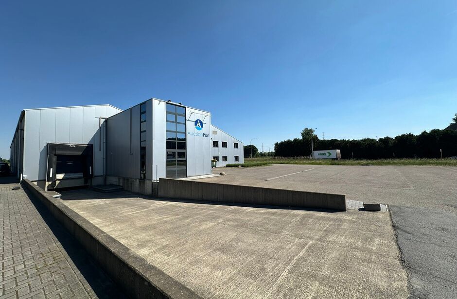 Op deze schitterende locatie te Antwerpen Ekeren, vlakbij het op- en afrittencomplex van de A12, bieden wij dit bedrijfsgebouw te huur aan. Het eigendom is gelegen in agrarische zone met een vergunning voor passieve opslag. 

Het pand omvat ca. 1 856 m² 