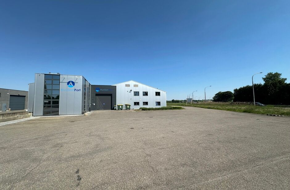 Op deze schitterende locatie te Antwerpen Ekeren, vlakbij het op- en afrittencomplex van de A12, bieden wij dit bedrijfsgebouw te huur aan. Het eigendom is gelegen in agrarische zone met een vergunning voor passieve opslag. 

Het pand omvat ca. 1 856 m² 