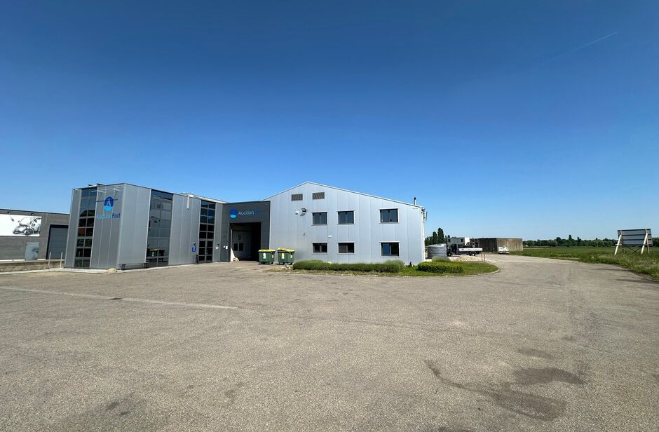 Op deze schitterende locatie te Antwerpen Ekeren, vlakbij het op- en afrittencomplex van de A12, bieden wij dit bedrijfsgebouw te huur aan. Het eigendom is gelegen in agrarische zone met een vergunning voor passieve opslag. 

Het pand omvat ca. 1 856 m² 
