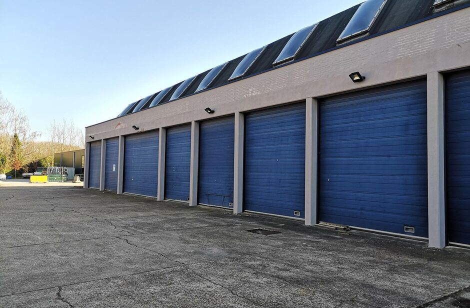 Het betreft de verhuur van een magazijnruimte gelegen op een centrale locatie te Kontich. Het gebouw is uitstekend gelegen langs de Koningin Astridlaan, dewelke goed bereikbaar is via de E19 (Antwerpen - Brussel) en de N1. 

Het magazijn heeft een oppervl
