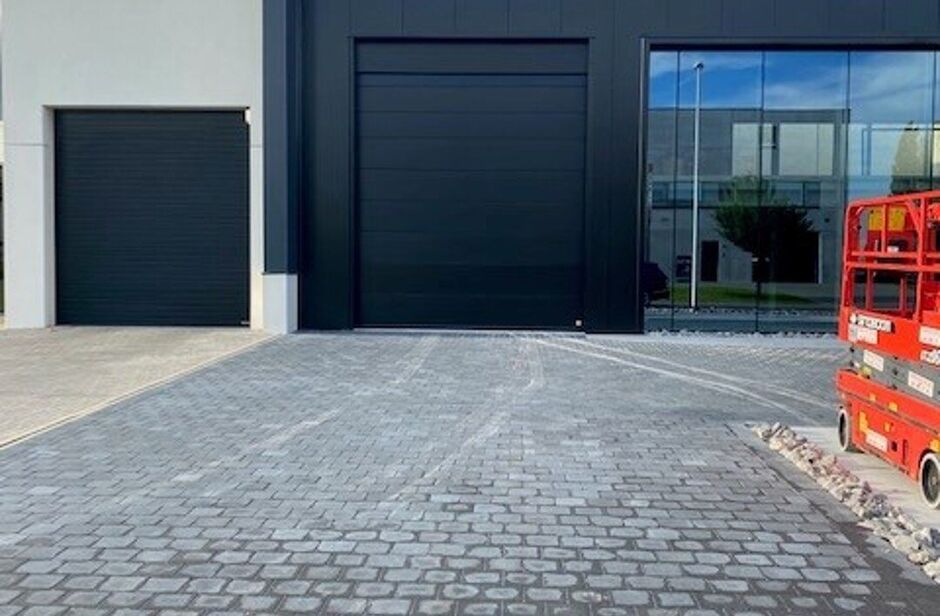 In KMO-zone 'Itterbeek' te Duffel bieden wij een hoogwaardig nieuwbouw bedrijfspand te koop aan.
Heden is het pand casco, zodoende het geheel op maat van de koper kan afgewerkt worden.
Vermelde verkoopprijs is casco - verdere afwerking/budget in onderling