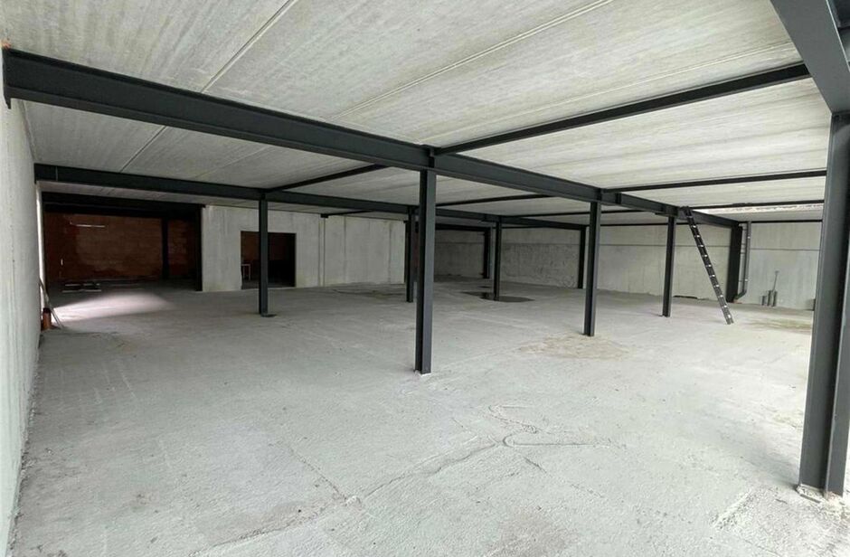 In KMO-zone 'Itterbeek' te Duffel bieden wij een hoogwaardig nieuwbouw bedrijfspand te koop aan.
Heden is het pand casco, zodoende het geheel op maat van de koper kan afgewerkt worden.
Vermelde verkoopprijs is casco - verdere afwerking/budget in onderling