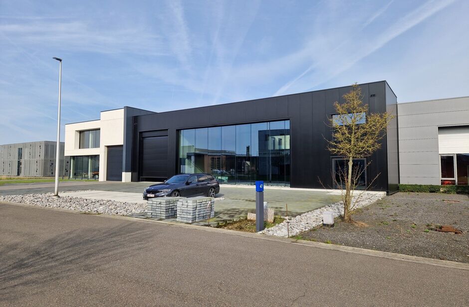 In KMO-zone 'Itterbeek' te Duffel bieden wij een hoogwaardig nieuwbouw bedrijfspand te koop aan.
Heden is het pand casco, zodoende het geheel op maat van de koper kan afgewerkt worden.
Vermelde verkoopprijs is casco - verdere afwerking/budget in onderling