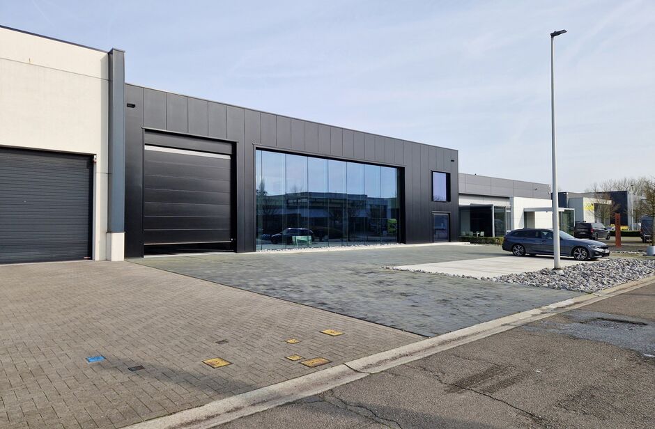 In KMO-zone 'Itterbeek' te Duffel bieden wij een hoogwaardig nieuwbouw bedrijfspand te koop aan.
Heden is het pand casco, zodoende het geheel op maat van de koper kan afgewerkt worden.
Vermelde verkoopprijs is casco - verdere afwerking/budget in onderling