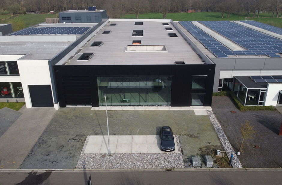 In KMO-zone 'Itterbeek' te Duffel bieden wij een hoogwaardig nieuwbouw bedrijfspand te koop aan.
Heden is het pand casco, zodoende het geheel op maat van de koper kan afgewerkt worden.
Vermelde verkoopprijs is casco - verdere afwerking/budget in onderling