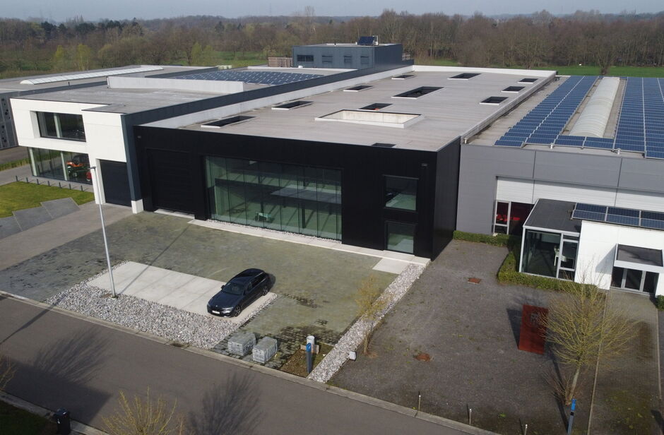 In KMO-zone 'Itterbeek' te Duffel bieden wij een hoogwaardig nieuwbouw bedrijfspand te koop aan.
Heden is het pand casco, zodoende het geheel op maat van de koper kan afgewerkt worden.
Vermelde verkoopprijs is casco - verdere afwerking/budget in onderling