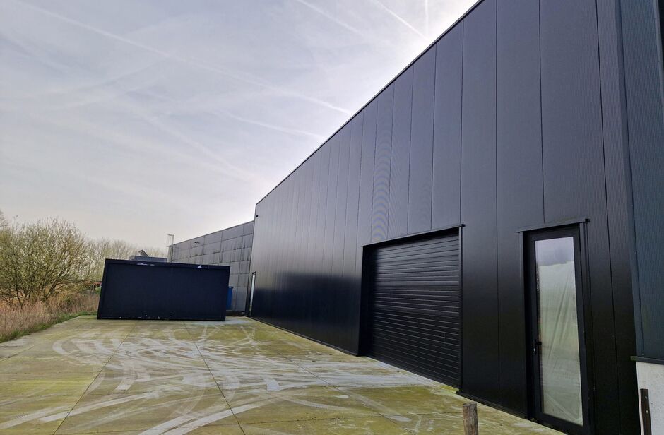 In KMO-zone 'Itterbeek' te Duffel bieden wij een hoogwaardig nieuwbouw bedrijfspand te koop aan.
Heden is het pand casco, zodoende het geheel op maat van de koper kan afgewerkt worden.
Vermelde verkoopprijs is casco - verdere afwerking/budget in onderling