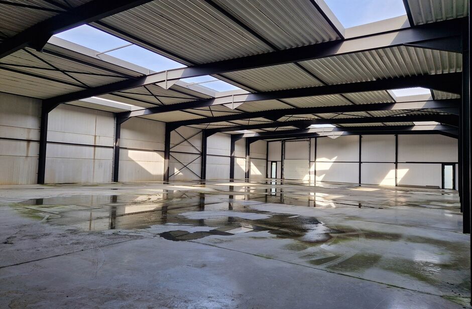 In KMO-zone 'Itterbeek' te Duffel bieden wij een hoogwaardig nieuwbouw bedrijfspand te koop aan.
Heden is het pand casco, zodoende het geheel op maat van de koper kan afgewerkt worden.
Vermelde verkoopprijs is casco - verdere afwerking/budget in onderling