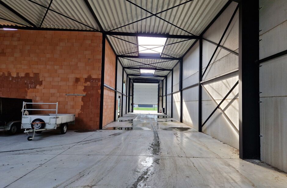 In KMO-zone 'Itterbeek' te Duffel bieden wij een hoogwaardig nieuwbouw bedrijfspand te koop aan.
Heden is het pand casco, zodoende het geheel op maat van de koper kan afgewerkt worden.
Vermelde verkoopprijs is casco - verdere afwerking/budget in onderling