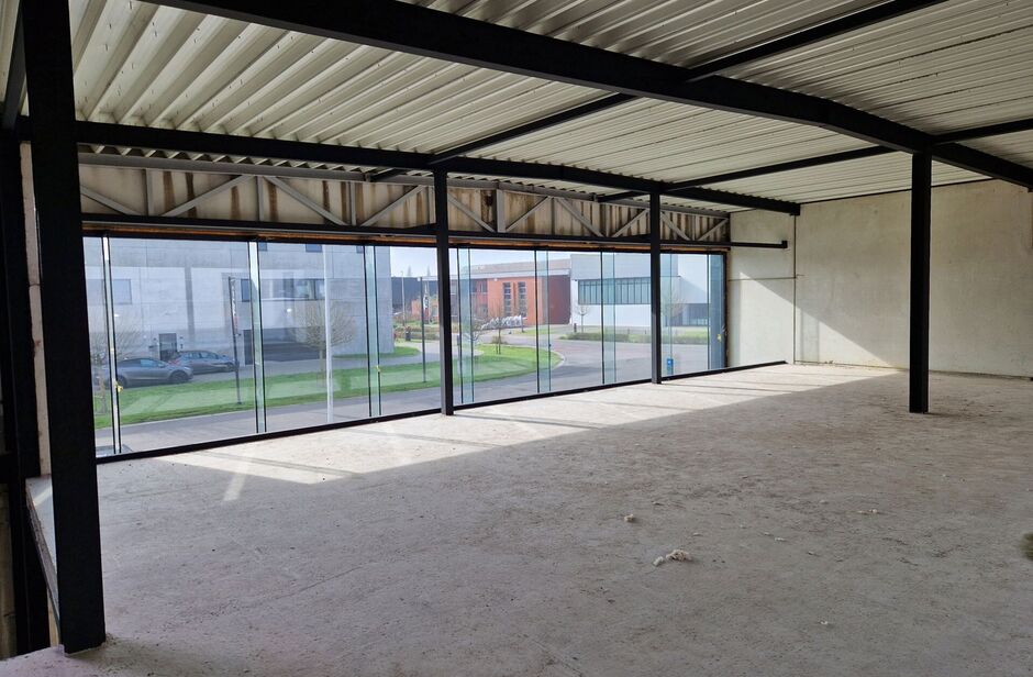 In KMO-zone 'Itterbeek' te Duffel bieden wij een hoogwaardig nieuwbouw bedrijfspand te koop aan.
Heden is het pand casco, zodoende het geheel op maat van de koper kan afgewerkt worden.
Vermelde verkoopprijs is casco - verdere afwerking/budget in onderling