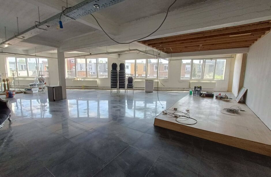 Gelegen in de Van Heetveldelei, bieden wij onderstaand gebouw voor gemengd gebruik te huur aan. Het pand is strategisch gelegen nabij op- en afritten van de Ring rond Antwerpen, wat ontsluiting biedt richting Brussel, de Kempen en Nederland. Openbaar verv