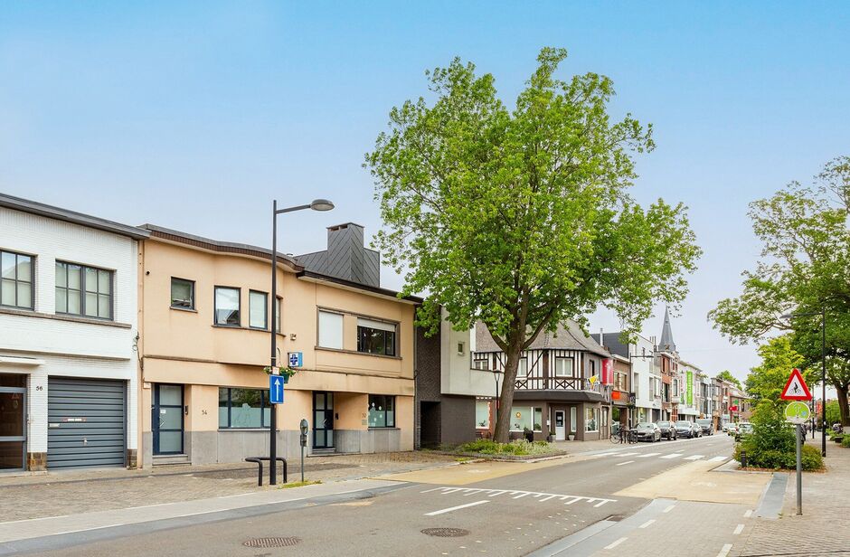 Deze mooie handelsruimte ligt pal in het commerciële centrum van Hove, met een mooie visibiliteit.

Het gelijkvloers heeft een private toegang vanaf de straat en is uitermate geschikt voor een waaier aan toepassingen (vb. vrije beroepen, groepspraktijk,.