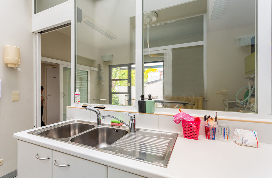Deze mooie handelsruimte ligt pal in het commerciële centrum van Hove, met een mooie visibiliteit.

Het gelijkvloers heeft een private toegang vanaf de straat en is uitermate geschikt voor een waaier aan toepassingen (vb. vrije beroepen, groepspraktijk,.