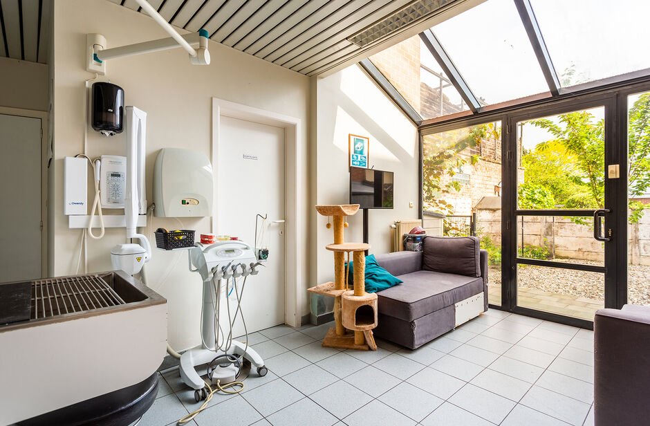 Deze mooie handelsruimte ligt pal in het commerciële centrum van Hove, met een mooie visibiliteit.

Het gelijkvloers heeft een private toegang vanaf de straat en is uitermate geschikt voor een waaier aan toepassingen (vb. vrije beroepen, groepspraktijk,.