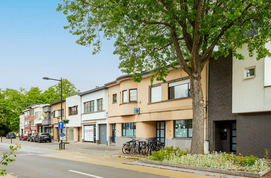 Deze mooie handelsruimte ligt pal in het commerciële centrum van Hove, met een mooie visibiliteit.

Het gelijkvloers heeft een private toegang vanaf de straat en is uitermate geschikt voor een waaier aan toepassingen (vb. vrije beroepen, groepspraktijk,.