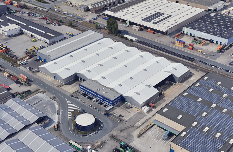 Het betreft de verhuur van een bedrijfsgebouw gelegen op een toplocatie in de Haven van Antwerpen, nabij enkele belangrijke invalswegen zoals de A12, E19 en de Ring van Antwerpen. Het gebouw omvat een totale oppervlakte van 13 546 m², bestaande uit 13 39