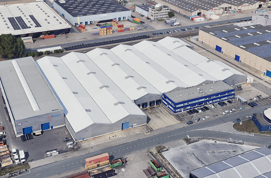 Het betreft de verhuur van een bedrijfsgebouw gelegen op een toplocatie in de Haven van Antwerpen, nabij enkele belangrijke invalswegen zoals de A12, E19 en de Ring van Antwerpen. Het gebouw omvat een totale oppervlakte van 13 546 m², bestaande uit 13 39