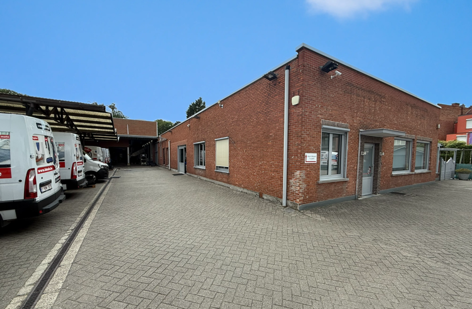 Op een uitstekende locatie, langsheen de Kapelsesteenweg te Ekeren, bieden wij dit functionele en veelzijdige gebouw te huur aan. Dankzij de ligging langs de Kapelsesesteenweg geniet het gebouw van een vlotte bereikbaarheid en uitstekende visibiliteit. Di