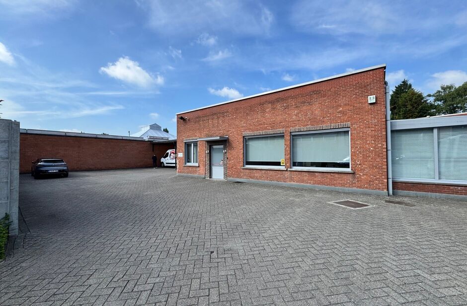 Op een uitstekende locatie, langsheen de Kapelsesteenweg te Ekeren, bieden wij dit functionele en veelzijdige gebouw te huur aan. Dankzij de ligging langs de Kapelsesesteenweg geniet het gebouw van een vlotte bereikbaarheid en uitstekende visibiliteit. Di