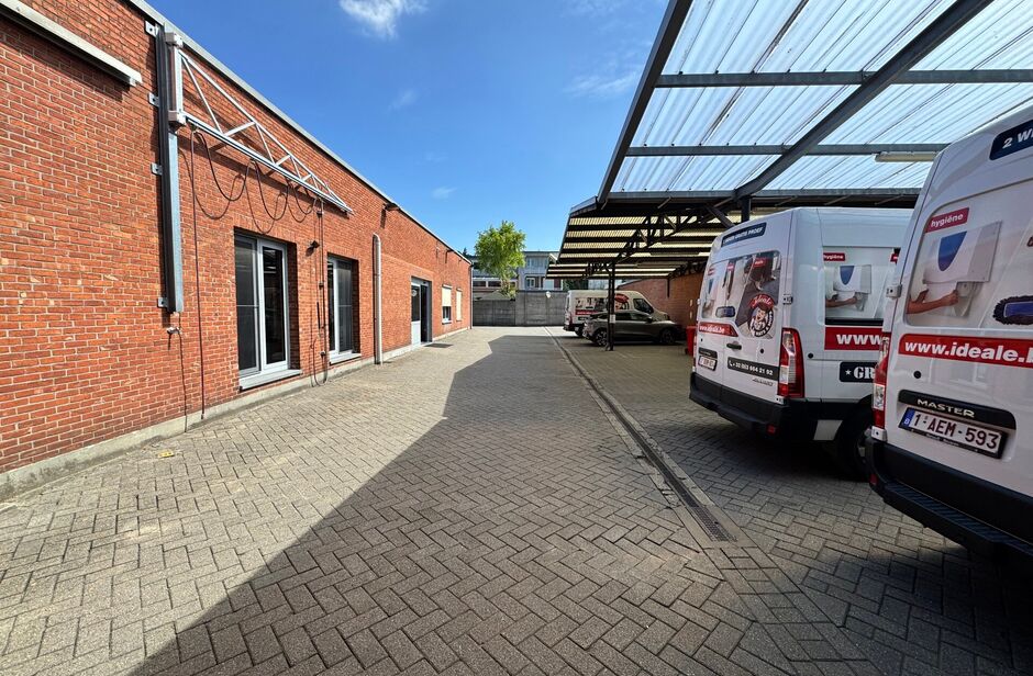 Op een uitstekende locatie, langsheen de Kapelsesteenweg te Ekeren, bieden wij dit functionele en veelzijdige gebouw te huur aan. Dankzij de ligging langs de Kapelsesesteenweg geniet het gebouw van een vlotte bereikbaarheid en uitstekende visibiliteit. Di