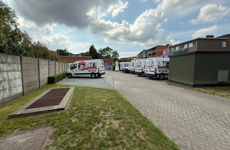 Op een uitstekende locatie, langsheen de Kapelsesteenweg te Ekeren, bieden wij dit functionele en veelzijdige gebouw te huur aan. Dankzij de ligging langs de Kapelsesesteenweg geniet het gebouw van een vlotte bereikbaarheid en uitstekende visibiliteit. Di