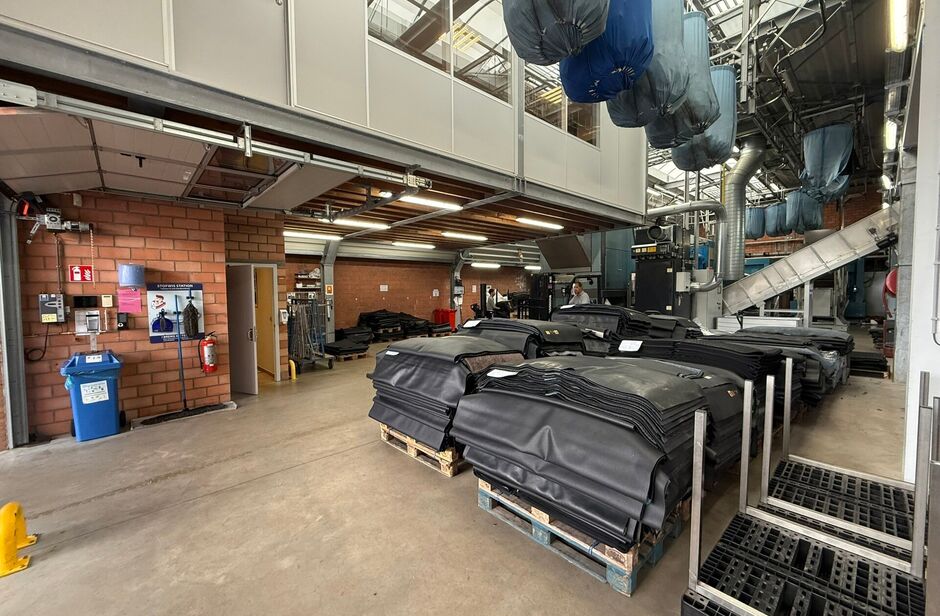 Op een uitstekende locatie, langsheen de Kapelsesteenweg te Ekeren, bieden wij dit functionele en veelzijdige gebouw te huur aan. Dankzij de ligging langs de Kapelsesesteenweg geniet het gebouw van een vlotte bereikbaarheid en uitstekende visibiliteit. Di