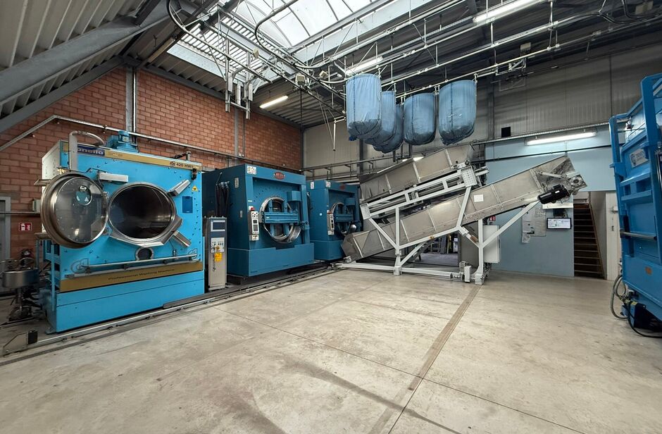 Op een uitstekende locatie, langsheen de Kapelsesteenweg te Ekeren, bieden wij dit functionele en veelzijdige gebouw te huur aan. Dankzij de ligging langs de Kapelsesesteenweg geniet het gebouw van een vlotte bereikbaarheid en uitstekende visibiliteit. Di