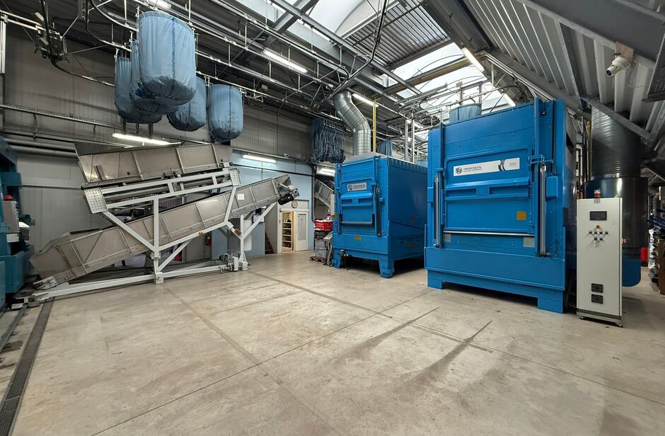 Op een uitstekende locatie, langsheen de Kapelsesteenweg te Ekeren, bieden wij dit functionele en veelzijdige gebouw te huur aan. Dankzij de ligging langs de Kapelsesesteenweg geniet het gebouw van een vlotte bereikbaarheid en uitstekende visibiliteit. Di