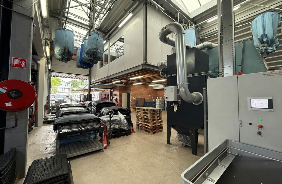 Op een uitstekende locatie, langsheen de Kapelsesteenweg te Ekeren, bieden wij dit functionele en veelzijdige gebouw te huur aan. Dankzij de ligging langs de Kapelsesesteenweg geniet het gebouw van een vlotte bereikbaarheid en uitstekende visibiliteit. Di