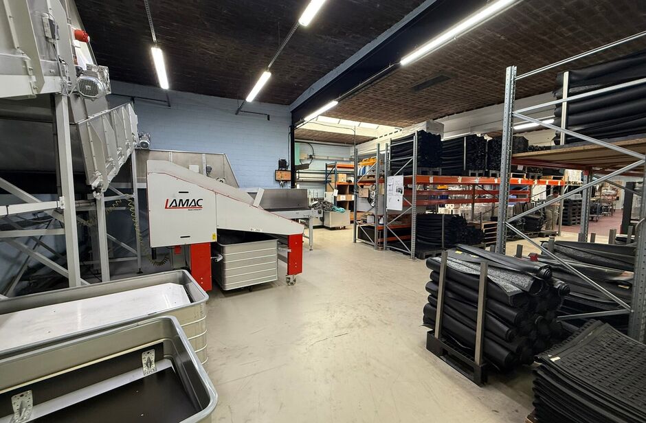 Op een uitstekende locatie, langsheen de Kapelsesteenweg te Ekeren, bieden wij dit functionele en veelzijdige gebouw te huur aan. Dankzij de ligging langs de Kapelsesesteenweg geniet het gebouw van een vlotte bereikbaarheid en uitstekende visibiliteit. Di