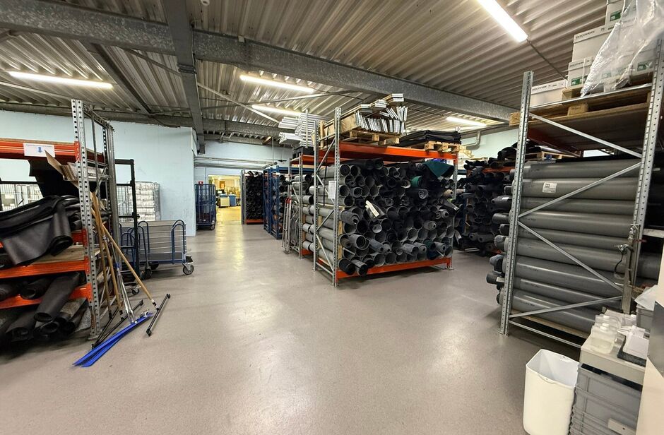 Op een uitstekende locatie, langsheen de Kapelsesteenweg te Ekeren, bieden wij dit functionele en veelzijdige gebouw te huur aan. Dankzij de ligging langs de Kapelsesesteenweg geniet het gebouw van een vlotte bereikbaarheid en uitstekende visibiliteit. Di