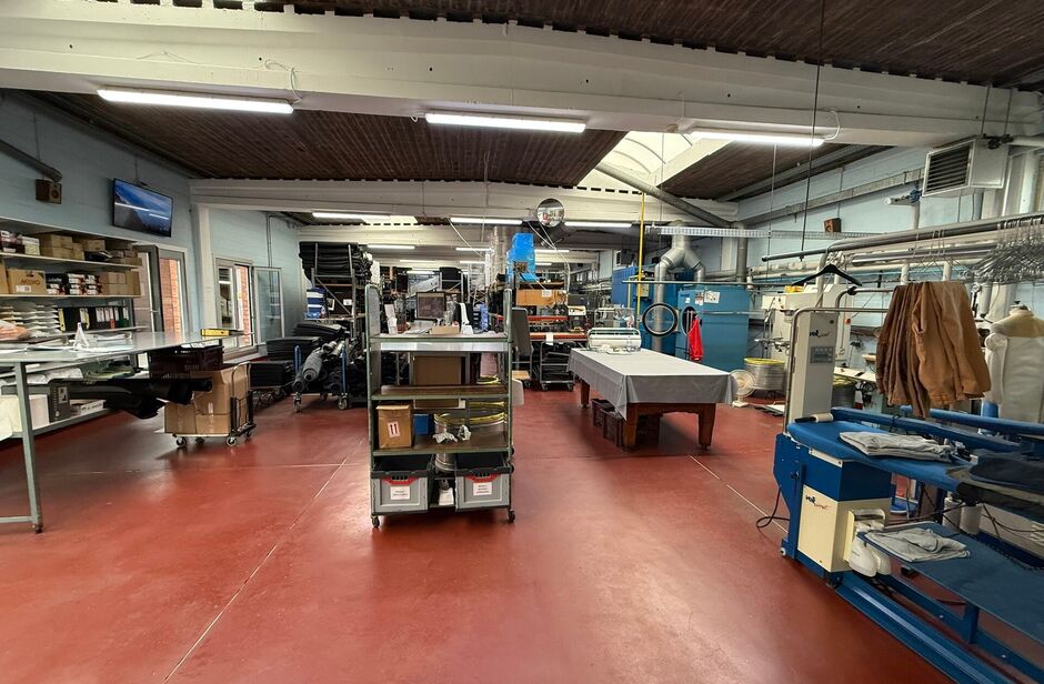 Op een uitstekende locatie, langsheen de Kapelsesteenweg te Ekeren, bieden wij dit functionele en veelzijdige gebouw te huur aan. Dankzij de ligging langs de Kapelsesesteenweg geniet het gebouw van een vlotte bereikbaarheid en uitstekende visibiliteit. Di