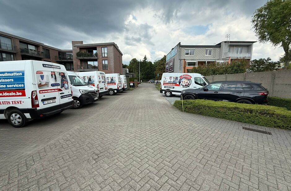 Op een uitstekende locatie, langsheen de Kapelsesteenweg te Ekeren, bieden wij dit functionele en veelzijdige gebouw te huur aan. Dankzij de ligging langs de Kapelsesesteenweg geniet het gebouw van een vlotte bereikbaarheid en uitstekende visibiliteit. Di