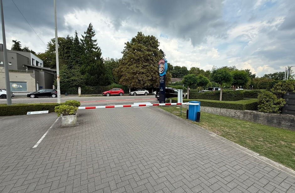 Op een uitstekende locatie, langsheen de Kapelsesteenweg te Ekeren, bieden wij dit functionele en veelzijdige gebouw te huur aan. Dankzij de ligging langs de Kapelsesesteenweg geniet het gebouw van een vlotte bereikbaarheid en uitstekende visibiliteit. Di