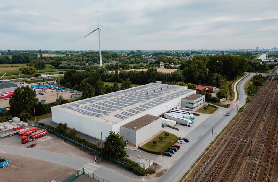 Het betreft de verhuur van een logistiek gebouw op een uitstekende locatie ten zuiden van Brussel, gelegen tussen de E19 (Antwerpen-Brussel) en de N6. 

Het gebouw heeft een oppervlakte van ca. 7275 m², bestaande uit ca. 6770 m² opslagruimte en ca. 505 