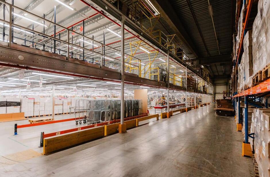 Het betreft de verhuur van een logistiek gebouw op een uitstekende locatie ten zuiden van Brussel, gelegen tussen de E19 (Antwerpen-Brussel) en de N6. 

Het gebouw heeft een oppervlakte van ca. 7275 m², bestaande uit ca. 6770 m² opslagruimte en ca. 505 