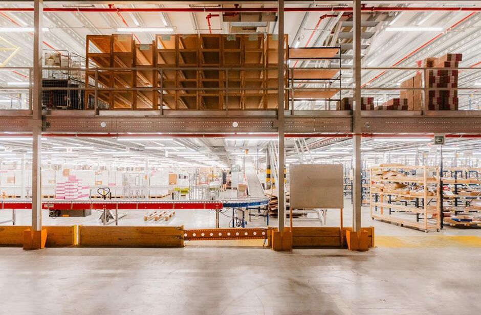 Het betreft de verhuur van een logistiek gebouw op een uitstekende locatie ten zuiden van Brussel, gelegen tussen de E19 (Antwerpen-Brussel) en de N6. 

Het gebouw heeft een oppervlakte van ca. 7275 m², bestaande uit ca. 6770 m² opslagruimte en ca. 505 