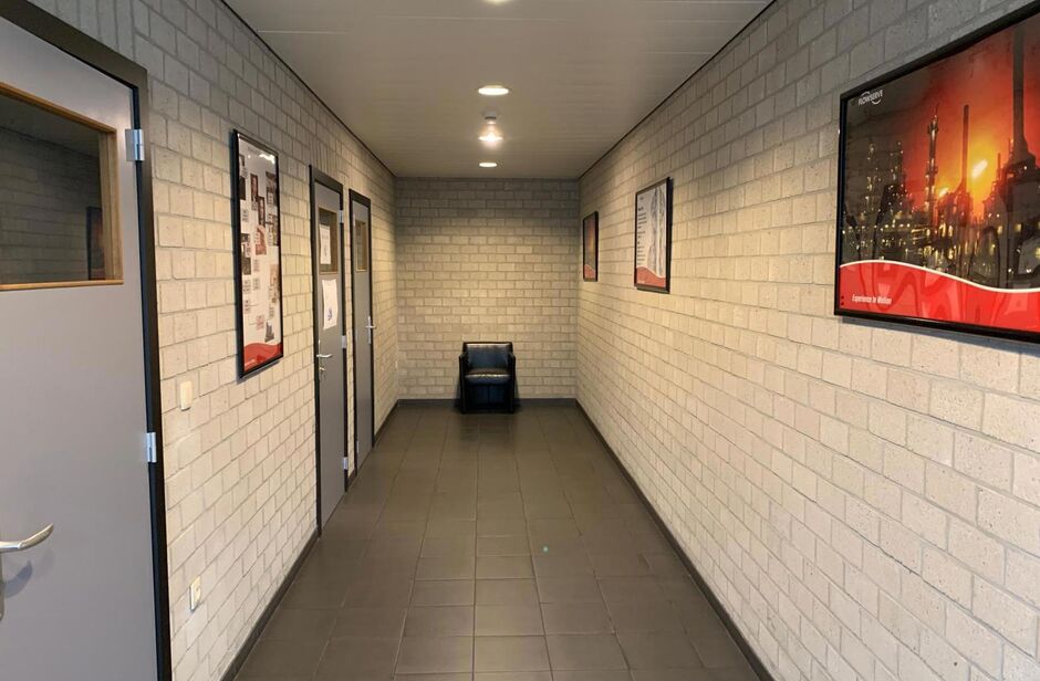 Het betreft de verhuur van een representatief bedrijfsgebouw te Verrebroek. Dit bedrijfsgebouw geniet een uitstekende ligging nabij enkele belangrijke invalswegen zoals de E34 en de Ring van Antwerpen. Hierdoor geniet deze eveneens een zeer goede en vlott