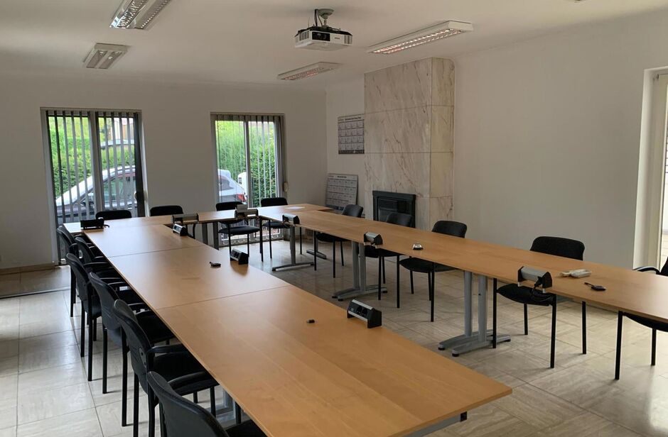 Het betreft de verhuur van een representatief bedrijfsgebouw te Verrebroek. Dit bedrijfsgebouw geniet een uitstekende ligging nabij enkele belangrijke invalswegen zoals de E34 en de Ring van Antwerpen. Hierdoor geniet deze eveneens een zeer goede en vlott