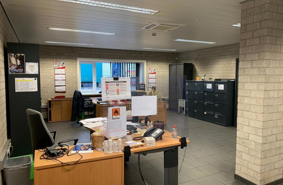 Het betreft de verhuur van een representatief bedrijfsgebouw te Verrebroek. Dit bedrijfsgebouw geniet een uitstekende ligging nabij enkele belangrijke invalswegen zoals de E34 en de Ring van Antwerpen. Hierdoor geniet deze eveneens een zeer goede en vlott
