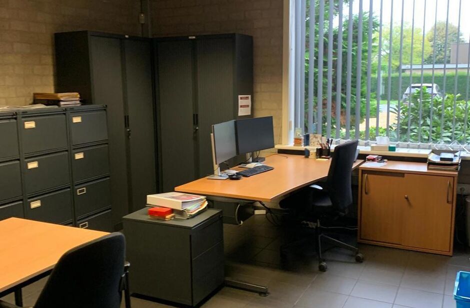 Het betreft de verhuur van een representatief bedrijfsgebouw te Verrebroek. Dit bedrijfsgebouw geniet een uitstekende ligging nabij enkele belangrijke invalswegen zoals de E34 en de Ring van Antwerpen. Hierdoor geniet deze eveneens een zeer goede en vlott